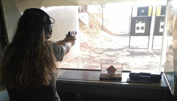 La práctica de tiro apasionó a Carla Izildinha Gomes, que adquirió su primer arma de fuego en junio de 2021. / ARCHIVO PERSONAL