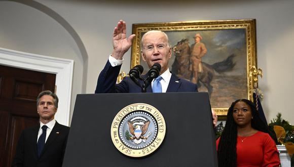 El presidente de los Estados Unidos, Joe Biden, con el secretario de Estado Antony Blinken y Cherelle Griner, esposa de la basquetbolista estadounidense Brittney Griner, habla sobre la liberación de la deportista, en la Sala Roosevelt de la Casa Blanca en Washington, el 8 de enero de 2022. (Foto: Brendan SMIALOWSKI / AFP)