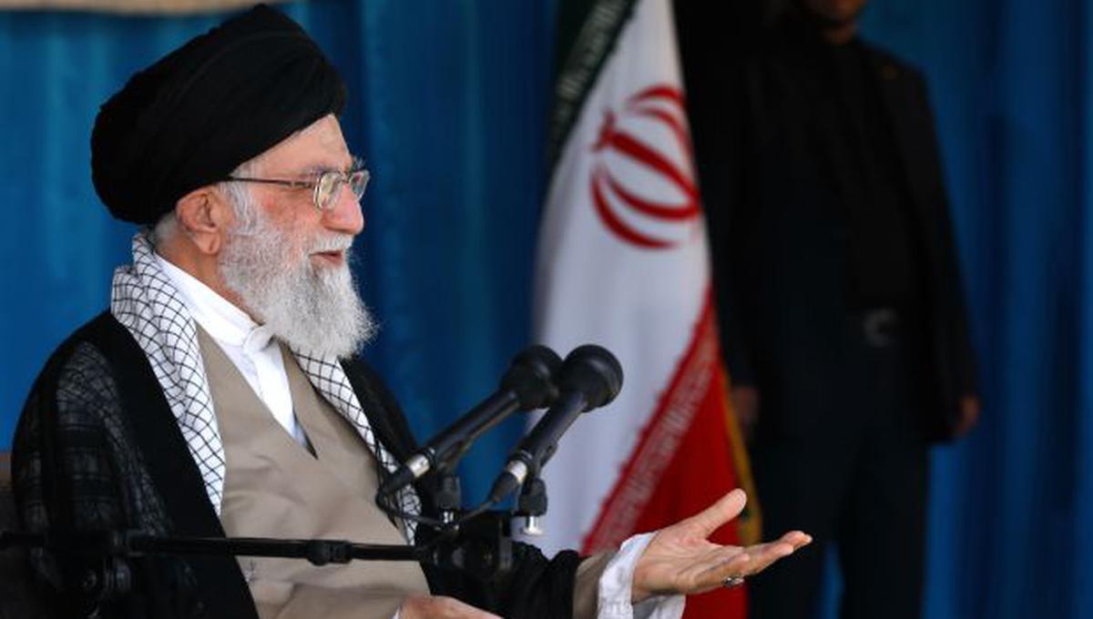 Líder Supremo de Irán, el Ayatollah Ali Khamenei, saludando a la multitud durante una reunión con estudiantes iraníes en la capital, Teherán. (Foto: AFP)