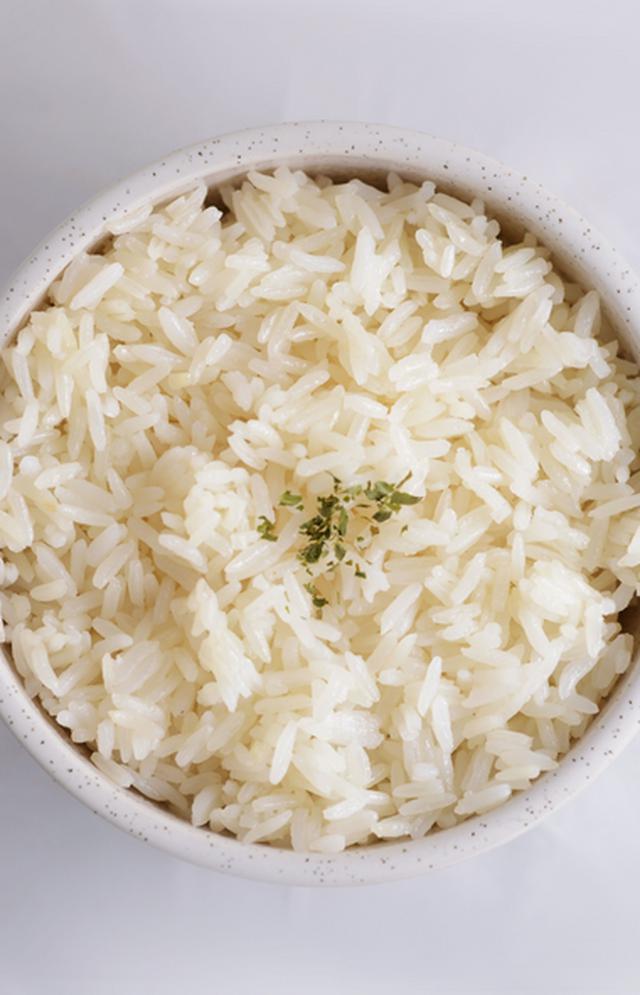 Antes de cocinar el arroz es preferible sellarlo para que te quede graneado. | Foto de Robert Moutongoh en Pexels