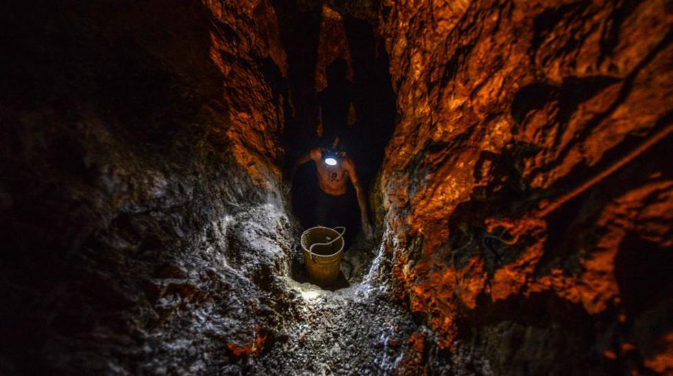 Ender Moreno busca oro en la mina La Culebra, en El Callao, Venezuela. Es minero desde los 10 a&ntilde;os y a sus 18 se ve si&eacute;ndolo &quot;hasta que muera&quot;. (AFP).