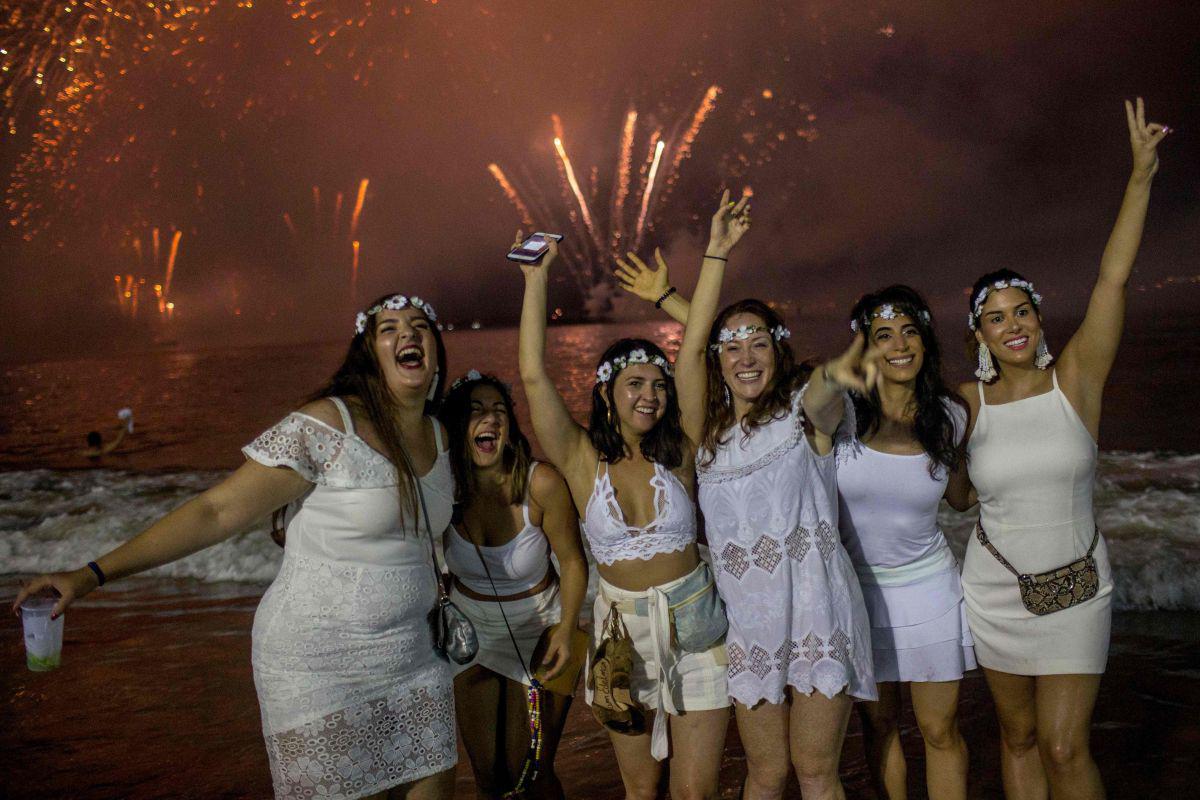 En total fueron 16,9 toneladas de pólvora que distribuidas desde 10 balsas brindaron durante 14 minutos un espectáculo visual que dejó atónitos a los asistentes en la playa de Copacabana. (AFP)