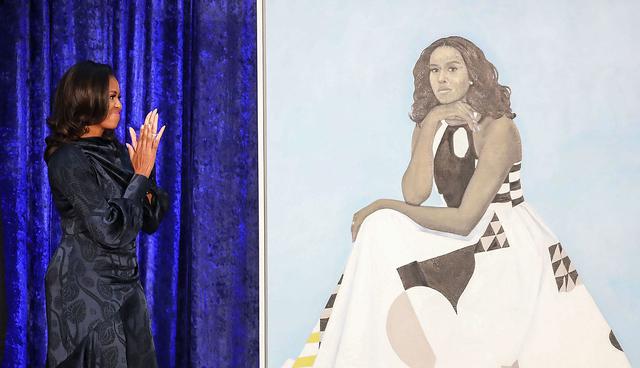 WASHINGTON, DC - FEBRUARY 12: Former U.S. first lady Michelle Obama looks at her newly unveiled portrait during a ceremony at the Smithsonian's National Portrait Gallery, on February 12, 2018 in Washington, DC. The portraits were commissioned by the Gallery, for Kehinde Wiley to create President Obama's portrait, and Amy Sherald that of Michelle Obama.   Mark Wilson/Getty Images/AFP
== FOR NEWSPAPERS, INTERNET, TELCOS & TELEVISION USE ONLY ==
