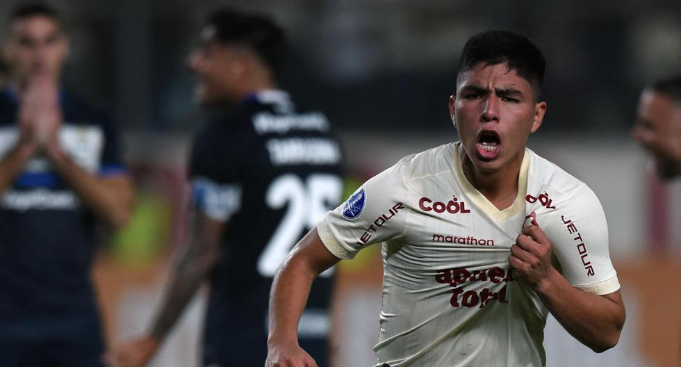 Piero Quispe celebra tras anotar a Gimnasia y Esgrima de La Plata por la Copa Sudamericana.