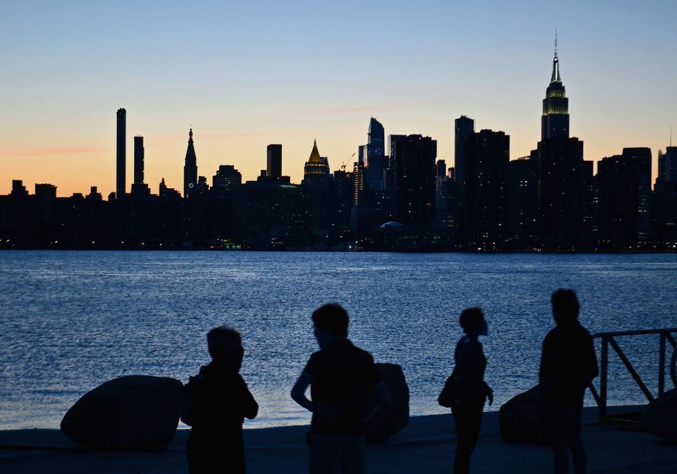 Nueva York permitirá la reapertura de bares y restaurantes desde este lunes. (Foto: Angela Weiss / AFP).