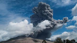 La impactante erupción del volcán Sinabung cuya ceniza convirtió el día en noche en varios pueblos | FOTOS y VIDEOS