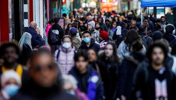 La gente camina en la calle 34 de la ciudad de Nueva York en Manhattan ya que, según un informe de las Naciones Unidas, se estima que la población mundial alcanzará los 8 mil millones para el 15 de noviembre de este año, en Nueva York, EE.UU.