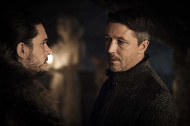 Jon Snow (Kit Harington) conversa con Petyr Baelish (Aidan Gillen). Al parecer, cuando Sansa no le hace caso, 'Meñique' irá tras el nuevo Rey en el Norte. (Foto: HBO)