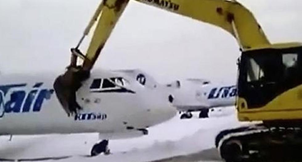 La brutal reacción de un trabajador de aeropuerto después de ser despedido. (Foto: Captura YouTube)