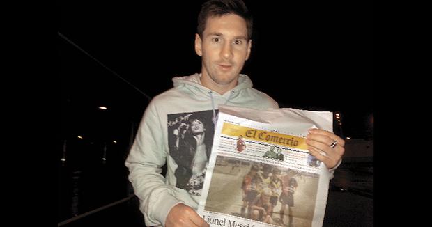 Lionel Messi posando con una portada de cortesía del diario El Comercio. (Foto: Pedro Canelo).