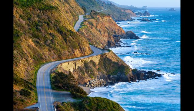 Tramo de la Pacific Coast Highway en la región montañosa de Big Sur. Foto: Shutterstock.