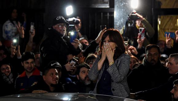 La vicepresidenta de Argentina, Cristina Kirchner (R), el 29 de agosto de 2022. (Foto referencial de Luis ROBAYO / AFP)