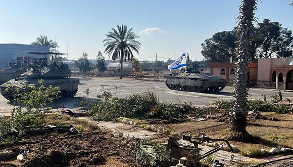 Esta fotografía publicada por el ejército de Israel muestra los tanques del equipo de combate de la 401.ª Brigada entrando en el lado palestino del cruce fronterizo de Rafah, entre Gaza y Egipto. (AFP).