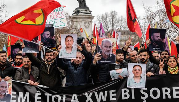 Un grupo de personas participa en una manifestación de organizaciones y simpatizantes kurdos luego de un tiroteo fatal contra el pueblo kurdo, en la plaza de la República en París, Francia, el 24 de diciembre de 2022. (Foto de EFE/EPA/TERESA SUAREZ)