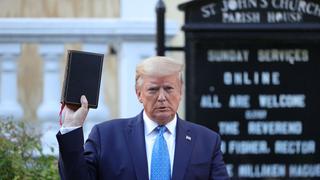 Trump visita iglesia dañada en las protestas con una Biblia en la mano | FOTOS