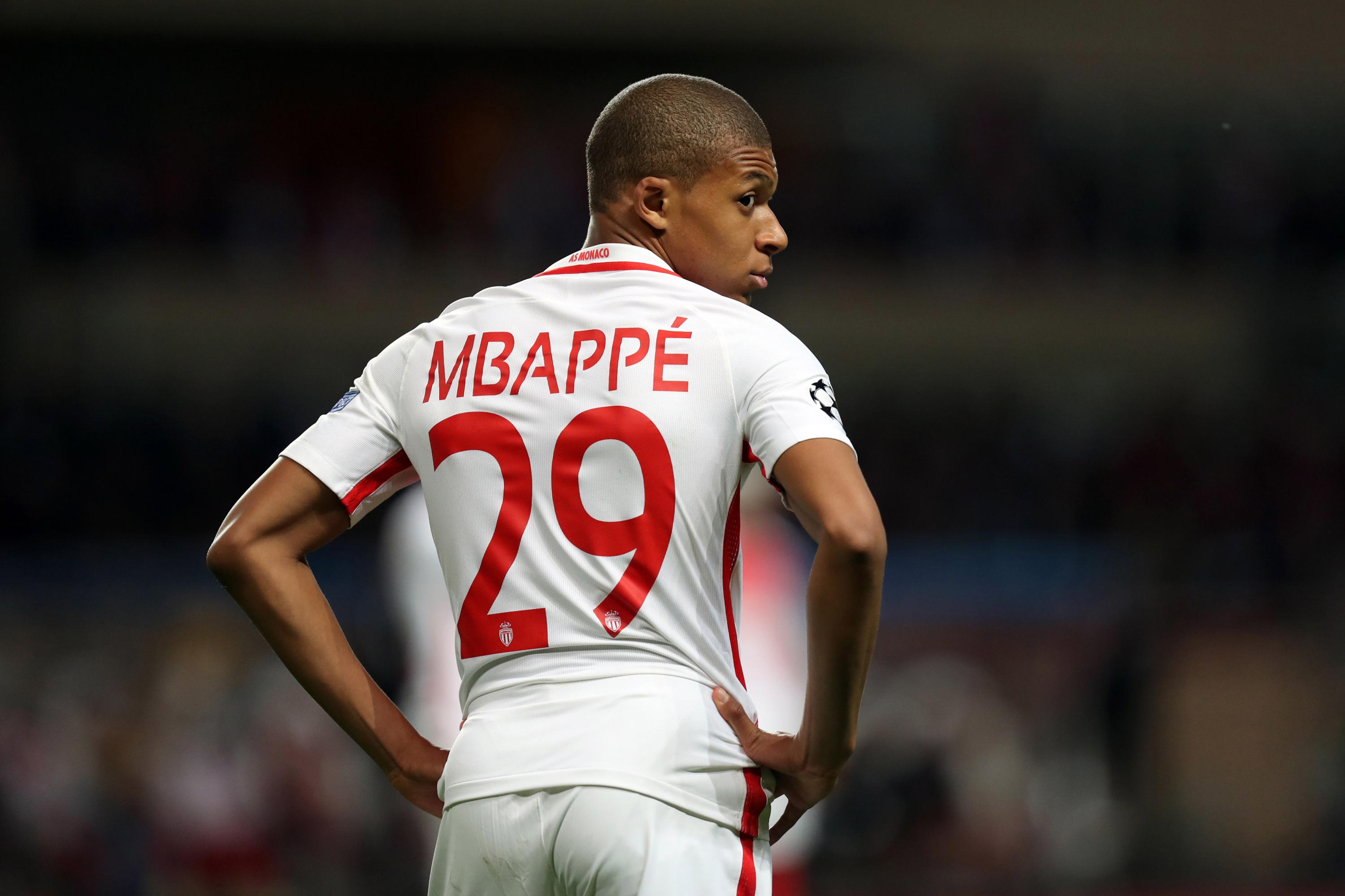 Kylian Mbappé no sabe si continuar en Mónaco. Actualmente tres clubes lo buscan con desesperación. Aunque quien tomó la delantera en las negociaciones ha sido el París-Saint Germain. (Foto: AFP)