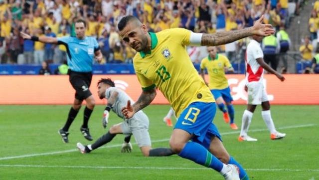 Dani Alves fue el protagonista del cuarto gol en el Perú vs. Brasil en el marco de la fecha 3 de la Copa América 2019 (Foto: AFP)