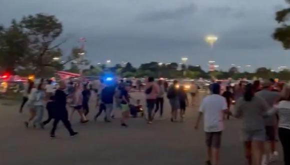 Personas saliendo del parque de atracciones tras el tiroteo.
