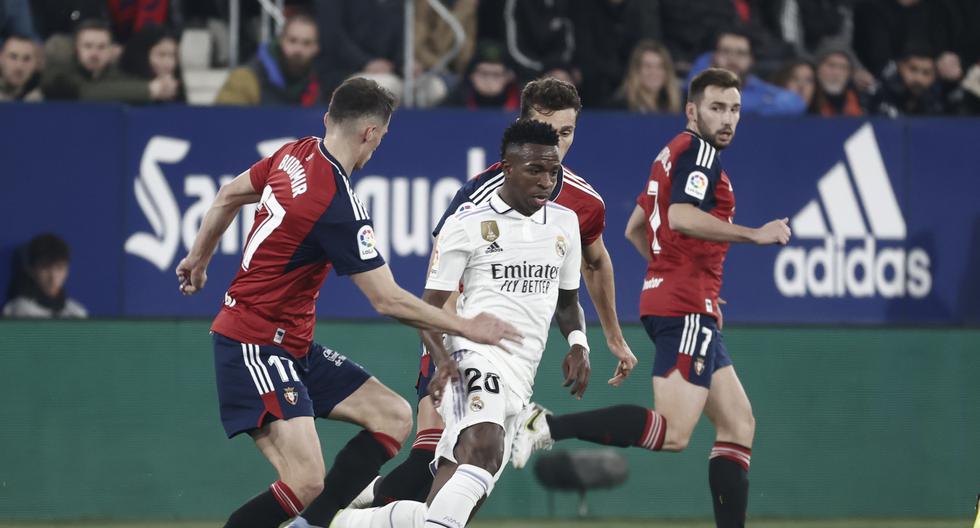 PAMPLONA, 18/02/2023.- El delantero croata de Osasuna Ante Budimir (i) disputa el balón ante Vinícius Jr (c), delantero brasileño del Real Madrid, durante el encuentro correspondiente a la jornada 22 de primera división que disputan hoy sábado en el estadio El Sadar de Pamplona. EFE / Jesús Diges.
