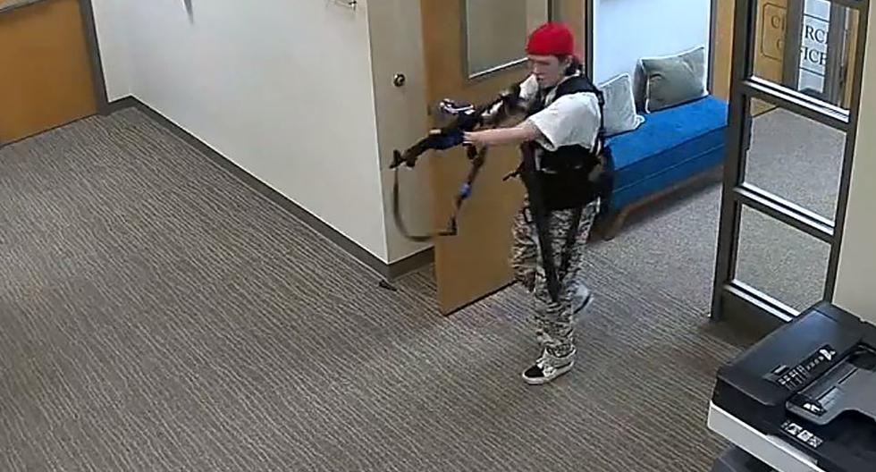 Esta imagen de captura de video, cortesía del Departamento de Policía Metropolitana de Nashville, muestra a Audrey Hale sosteniendo un rifle de asalto en el edificio de la Escuela Covenant. (AFP).