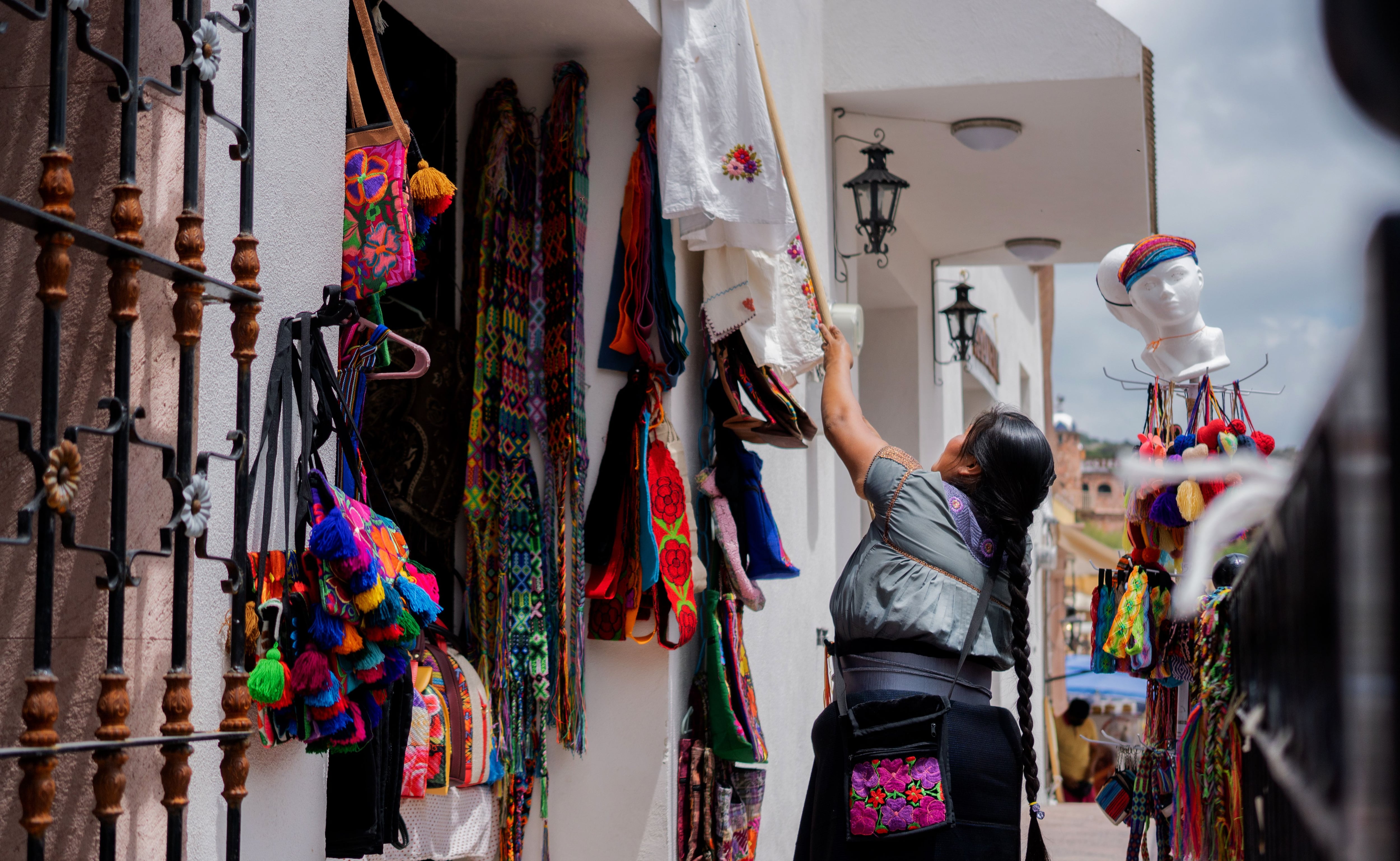Colaborar con los artesanos locales ayuda a la economía del lugar. (Foto: Shutterstock)