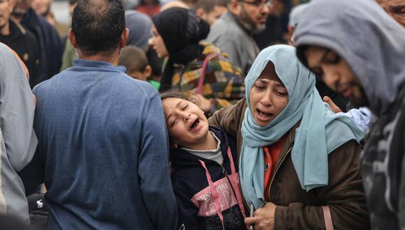 Los palestinos lamentan la muerte de sus seres queridos tras el bombardeo israelí en el sur de la Franja de Gaza el 5 de diciembre de 2023, frente a un hospital en Khan Yunis, en medio de continuas batallas entre Israel y el grupo militante Hamás. (Foto de MAHMUD HAMS / AFP)