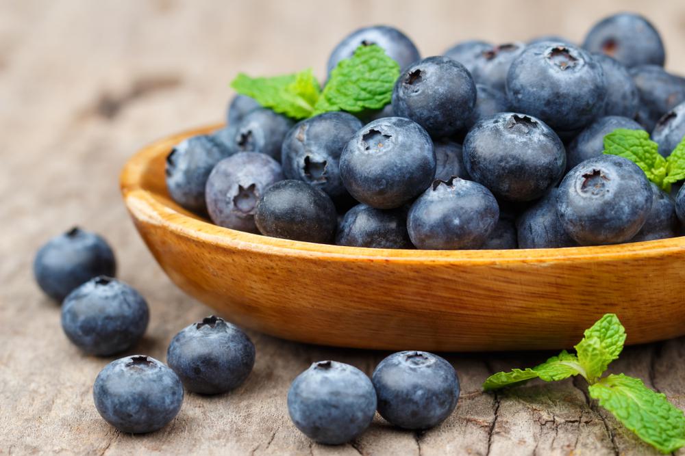 Son fuente de antioxidantes. Según una investigación del centro de Nutrición de Niños de Arkansas, en Estados Unidos, los arándanos tienen propiedades antioxidantes y antiinflamatorias que aumentan nuestras defensas y reducen el riesgo de padecer enfermedades, principalmente cardiovasculares. (Foto: Shutterstock)