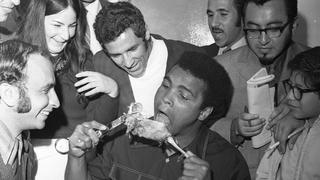El día en que Muhammad Ali se alojó en el Crillón, peleó en La Bombonera y cenó pollo a la brasa