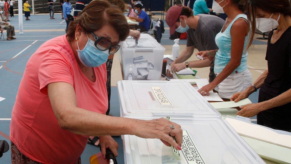 Woman votes in Chilean elections.  (Getty Images).