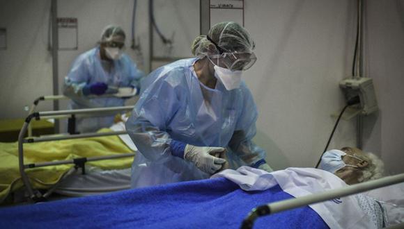 Los trabajadores sanitarios atienden a los pacientes en el pabellón deportivo Portimao Arena reconvertido en hospital de campaña para pacientes con Covid-19 en Portimao, en la región del Algarve. (Foto: Archivo/ PATRICIA DE MELO MOREIRA / AFP)