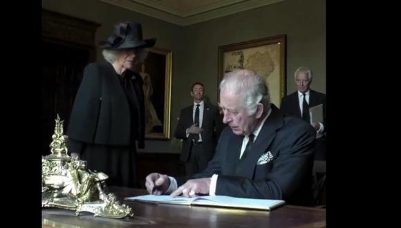 El rey Carlos III enfurecido luego de mancharse con la tinta de su bolígrafo. (Captura de video).
