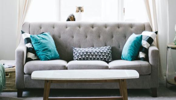 En la foto se aprecia un sofá tapizado. | Imagen referencial: Nathan Fertig / Unsplash