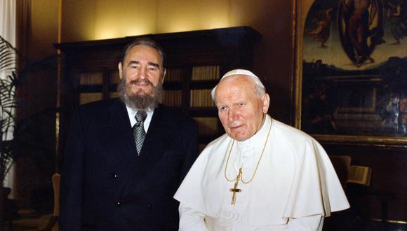 Un 19 de noviembre de 1996, histórica entrevista en el Vaticano entre Juan Pablo II y el presidente cubano, Fidel Castro. El Pontífice acepta la invitación de visitar Cuba. (L'OSSERVATORE ROMANO / AFP).