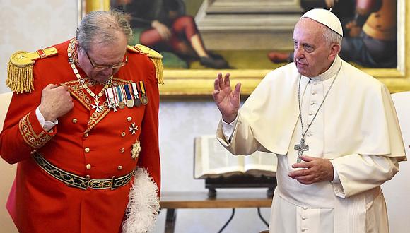 En las &uacute;ltimas semanas el brit&aacute;nico Matthew Festing, el gran maestro de la Orden de Malta (izquierda), ha mantenido con el papa Francisco una dura pugna. (Foto: AP)