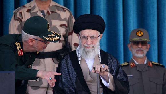 Una imagen proporcionada por la oficina del líder supremo de Irán, el ayatolá Ali Khamenei, el 3 de octubre de 2022, lo muestra asistiendo a una ceremonia de graduación conjunta para cadetes de academias de las fuerzas armadas en la capital, Teherán. (Foto de KHAMENEI.IR / AFP)