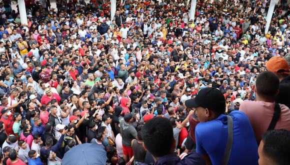 Cientos de migrantes se reúnen para salir a otros estados tras dos meses de bloqueo en la ciudad de Tapachula, Chiapas, México. (EFE/ Juan Manuel Blanco).