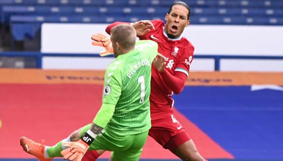 Jordan Pickford y la entrada peligrosa que produjo la lesión a Van Dijk. (Foto: AFP)