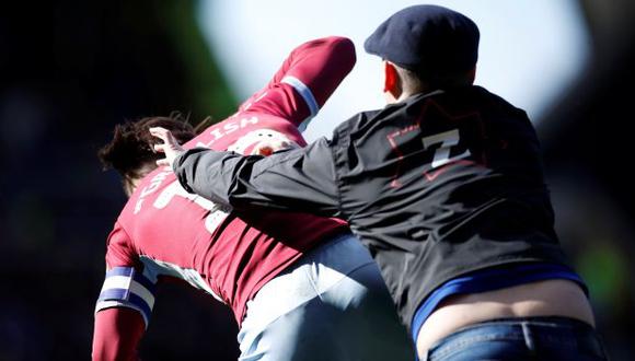 Aficionado invadió la cancha y golpeó a un jugador de Aston Villa. (Foto: Reuters)