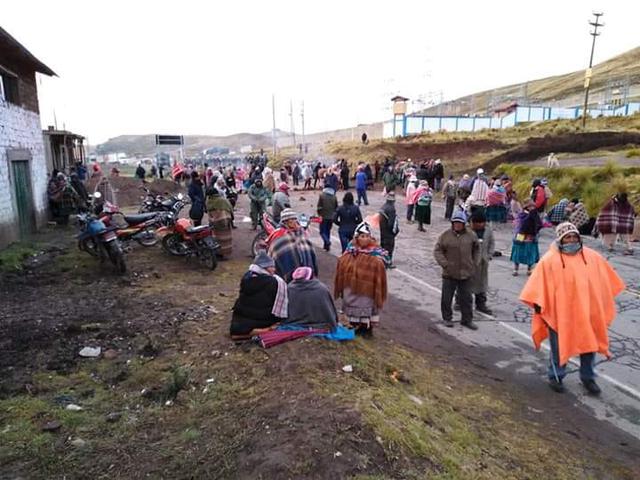 Manifestantes inician paro de 72 horas y bloquean vía Puno - Cusco