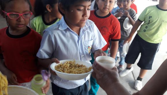 Aunque en algunos colegios de Piura se sigue consumiendo conservas de caballa, en otros los mismos padres de familia acordaron suspender su preparación y consumo. (Foto: Ralph Zapata)