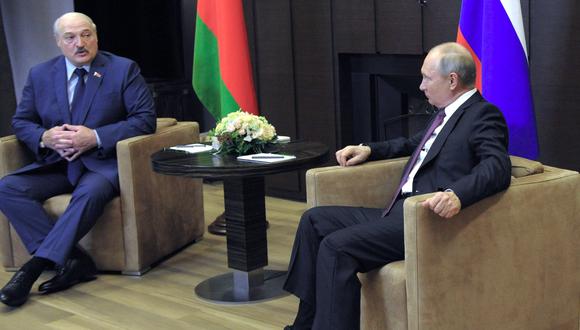 El presidente de Bielorrusia, Alexander Lukashenko, conversa con su par ruso, Vladimir Putin. AP