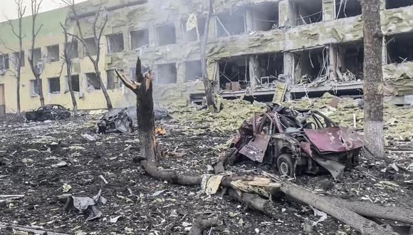 Un ataque aéreo de Rusia destruyó el miércoles un hospital de maternidad en la ciudad portuaria sitiada de Mariupol, en Ucrania, dejando numerosas víctimas. (AP).