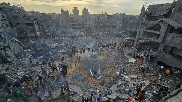 Palestinos buscan víctimas tras los ataques de Israel contra casas en el campo de refugiados de Jabalia, en el norte de la Franja de Gaza, el 31 de octubre de 2023. (REUTERS/Anas al-Shareef).