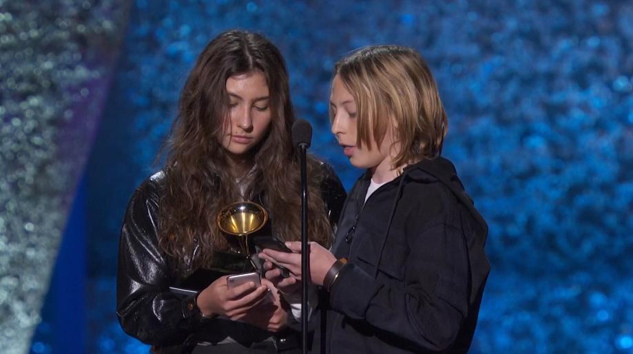 Los hijos del fallecido Chris Cornell aceptaron el Grammy a nombre del artista. Foto: Difusión.