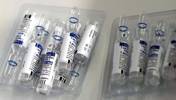 Frascos de la vacuna rusa Sputnik V contra el coronavirus COVID-19 se ven en un centro de vacunación de la Universidad Nacional Lanús en Buenos Aires, Argentina, el 23 de mayo de 2021. (Foto de ALEJANDRO PAGNI / AFP).