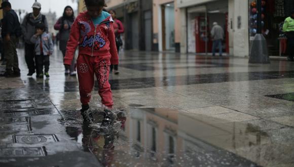 Intensa llovizna sorprendió a limeños esta mañana. Senamhi espera que los días de lluvia no continúen hasta el miércoles. (Foto: Anthony Niño de Guzmán / El Comercio)