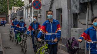 China controla a los alumnos con brazaletes electrónicos para detectar el coronavirus | FOTOS