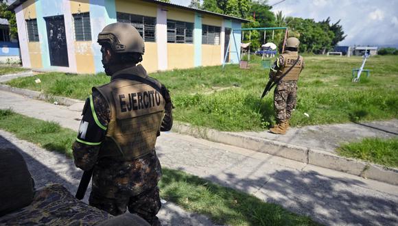 Soldados participan en una operación de seguridad contra la violencia de pandillas en Soyapango, justo al este de la capital San Salvador, el 16 de agosto de 2022.  (Foto referencial de Sthanly ESTRADA / AFP)