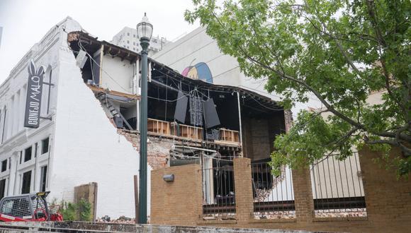 Grandes edificios habían perdido sus ventanales y los trozos de vidrio estaban esparcidos por las principales calles en Houston, Texas, por la tormenta que alcanzó 160 km/h. (Photo by Cécile Clocheret / AFP)