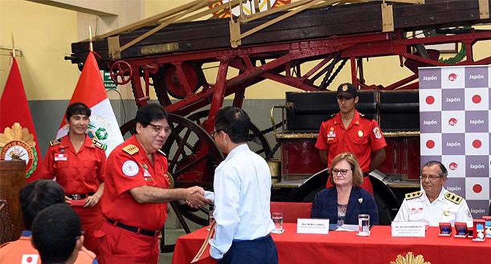 Perú. Bomberos reciben 10 modernos vehículos donados por el Japón. (Foto: Agencia Andina)